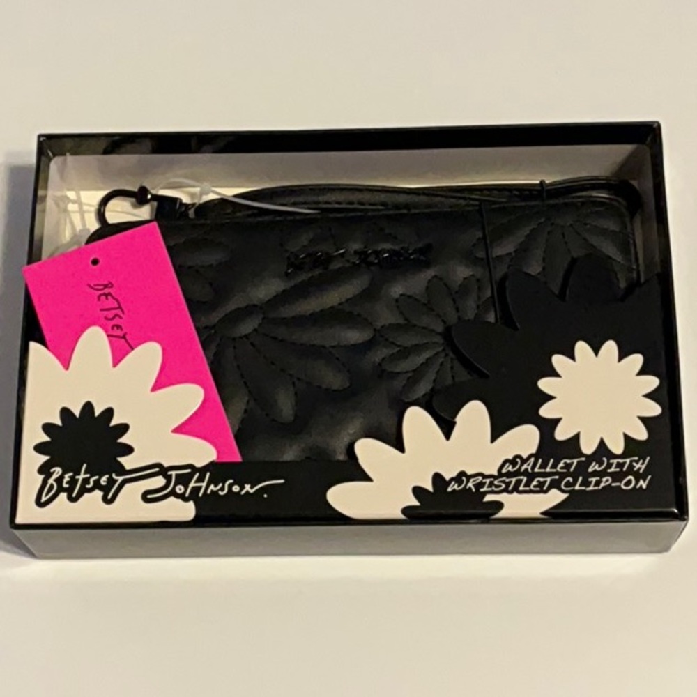 Betsey Johnson Zia Zip Around Wallet Wristlet Clutch ~ Black ~ NWT/NIB